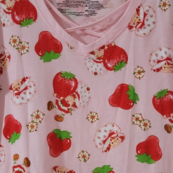 🆕️ NWT Strawberry Shortcake TShirt Sz L - Picture 4 of 4